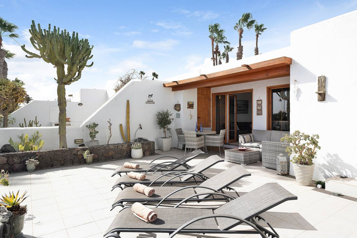 Ganze Wohnung, Front-Line Ferienbungalow "Puerto Chico T" mit Berg- & Meerblick, Gemeinschaftspool und Wlan in Playa Blanca, Yaiza