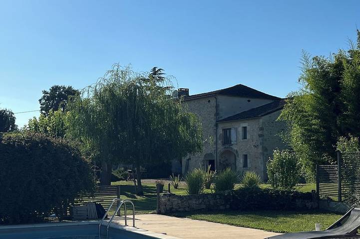 Location de vacances pour 6 personnes, avec terrasse et jardin, animaux acceptés à Saint-Quentin-de-Caplong