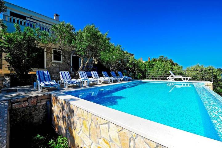 Villa pour 10 personnes, avec jardin ainsi que vue et piscine, adapté aux familles à Maslinica