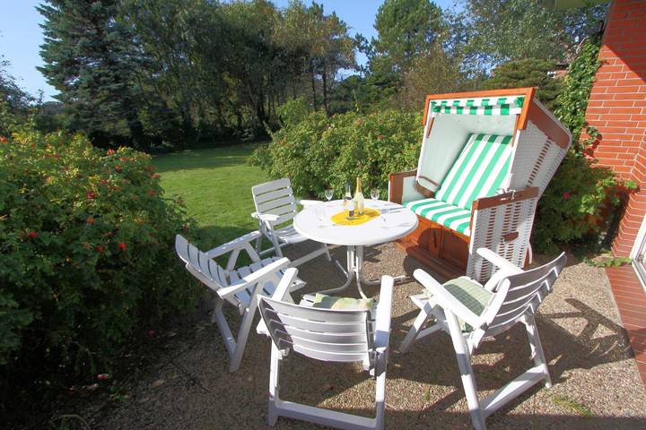 Ganze Wohnung, Helle Zwei-Zimmer-Wohnung im Erdgeschoss in ruhiger Lage am Rande Wenningstedts in Wenningstedt, Sylt