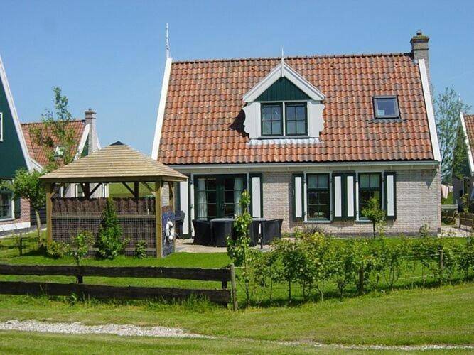 Vakantiehuis voor 6 personen, with Whirlpool and Terras as well as Tuin in Hippolytushoef