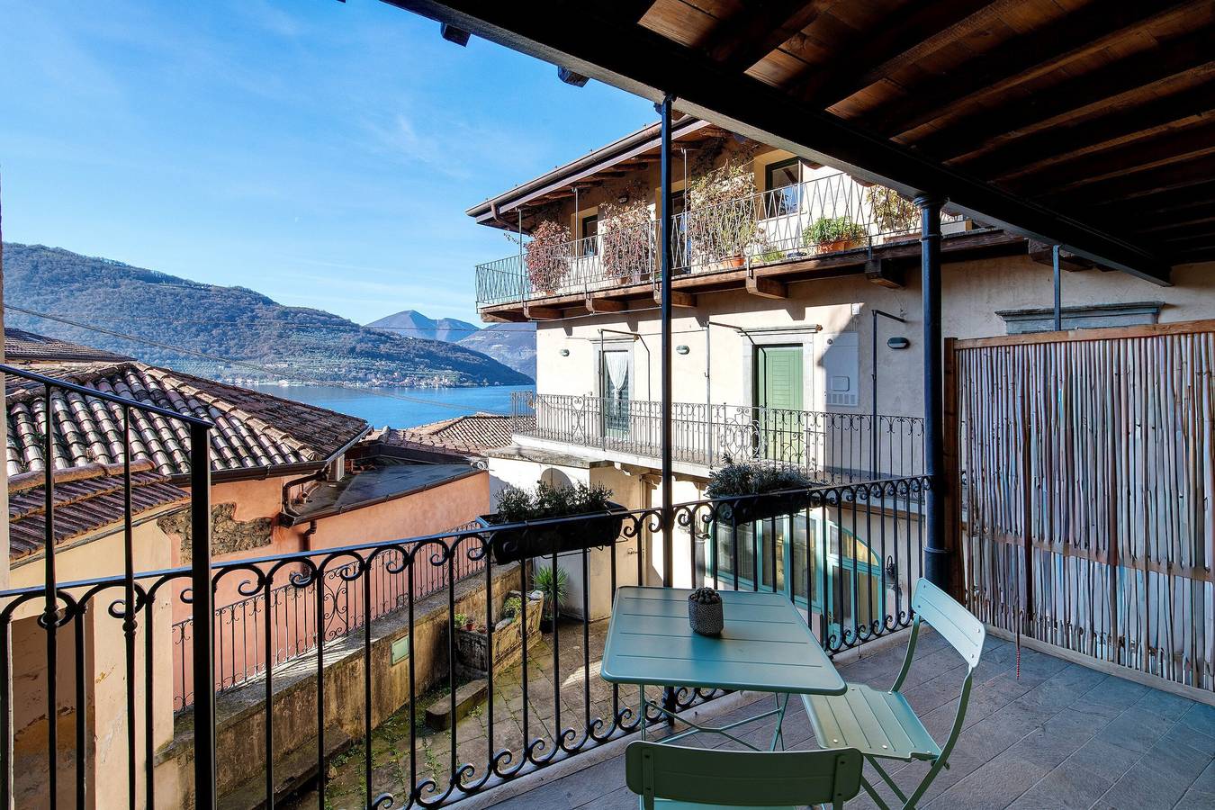 Ferienhaus 'Lakely Nest' mit Seeblick, Wlan und Klimaanlage in Sale Marasino, Catena Bresciana Occidentale