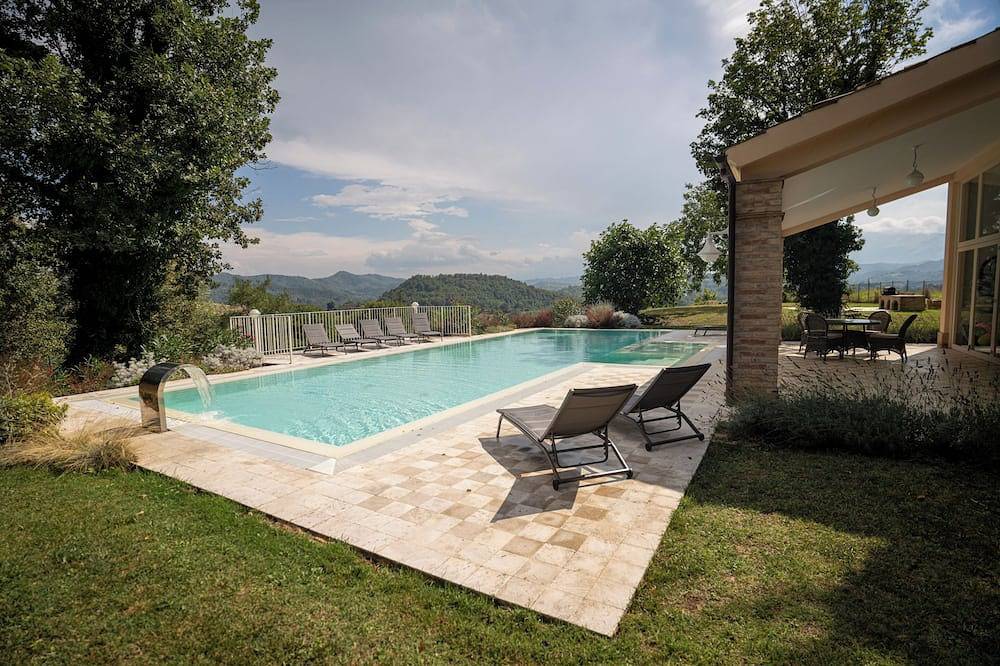 Secluded Marche Hillside Retreat — shared pool, estate grounds & alfresco dining in Amandola, Nationalpark Monti Sibillini