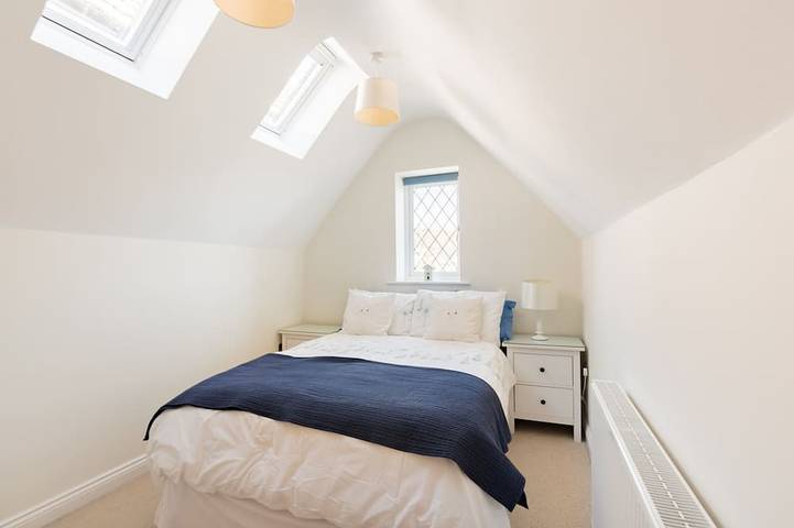 A beautifully furnished, stone cottage in Swanage with garden and parking. in Swanage, Dorset