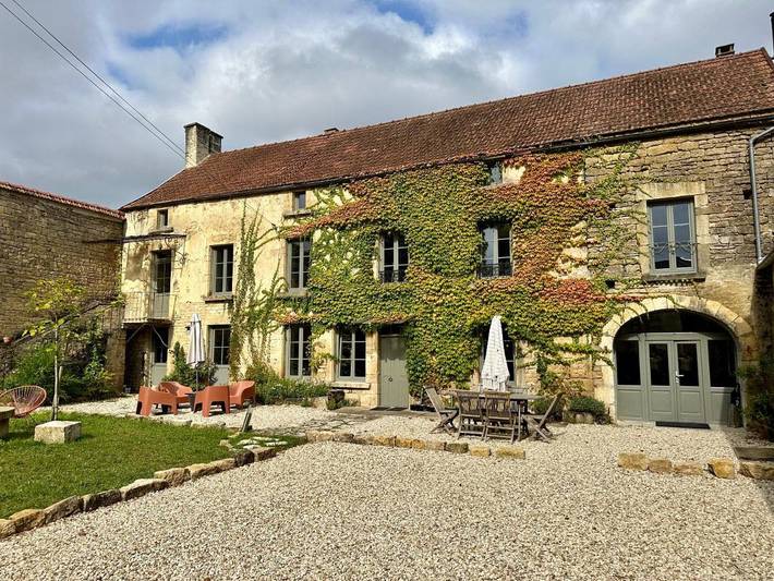 Location de vacances pour 10 personnes, avec jardin ainsi que vue et piscine, animaux acceptés à Gigny - 4