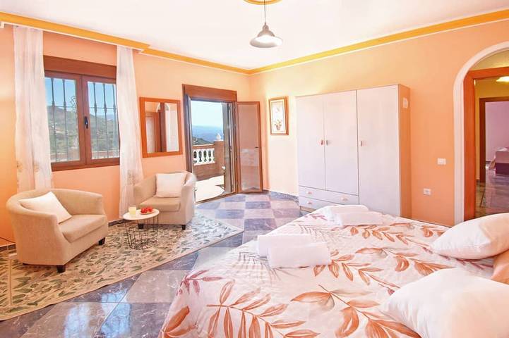 Un refugio cautivador con piscina para unas vacaciones en grupo excepcionales. in Comares, Provincia de Málaga