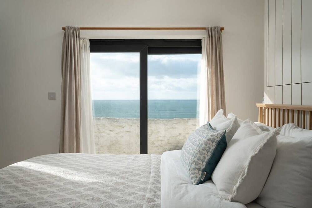 Cosy Beach House on the Seafront, Porthleven in Porthleven, Cornwall