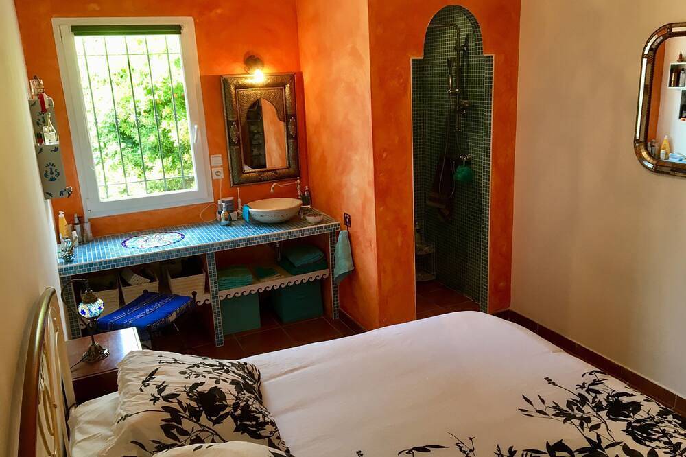 Villa avec piscine privée et vue sur les collines. in Marseille, Région de Marseille