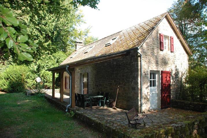 Location de vacances pour 6 personnes, avec Terrasse ainsi que Jardin et Piscine à Saint-Julien-aux-Bois