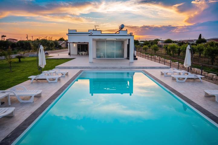 Villa pour 8 personnes, avec terrasse et piscine ainsi que vue et balcon/terrasse à Noto