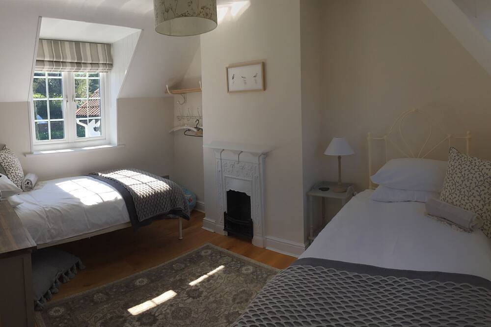 Luxury 3 bed Cottage in pretty New Forest Village perfectly located for beaches in Burley, Hampshire