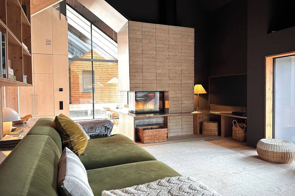 A calm Norwegian home for nature-led stays. in Gloppen