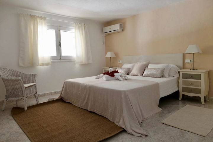Ferienwohnung für 2 Personen, mit Balkon und Terrasse sowie Garten und Pool in Platja es Figueral - 3
