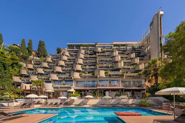Hôtel pour 3 personnes, avec balcon ainsi que vue et piscine