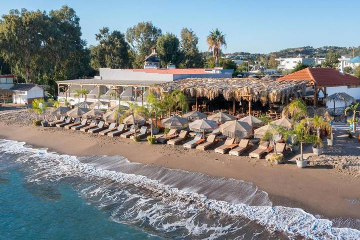 Appart’hôtel pour 2 personnes, avec Terrasse et Jardin ainsi que Piscine et Vue
