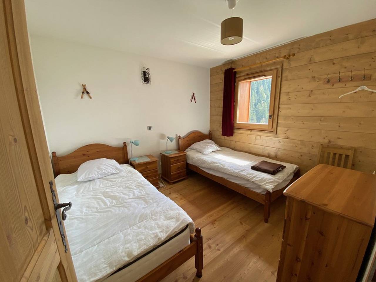 Entire apartment, Spacious 6-Person Apt with Pool, Terrace & Forest View in Crest-Voland in Cohennoz, Albertville region