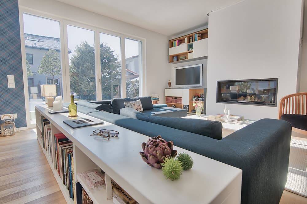 Modern, cozy villa with pool and garden in Munich Trudering, Munich