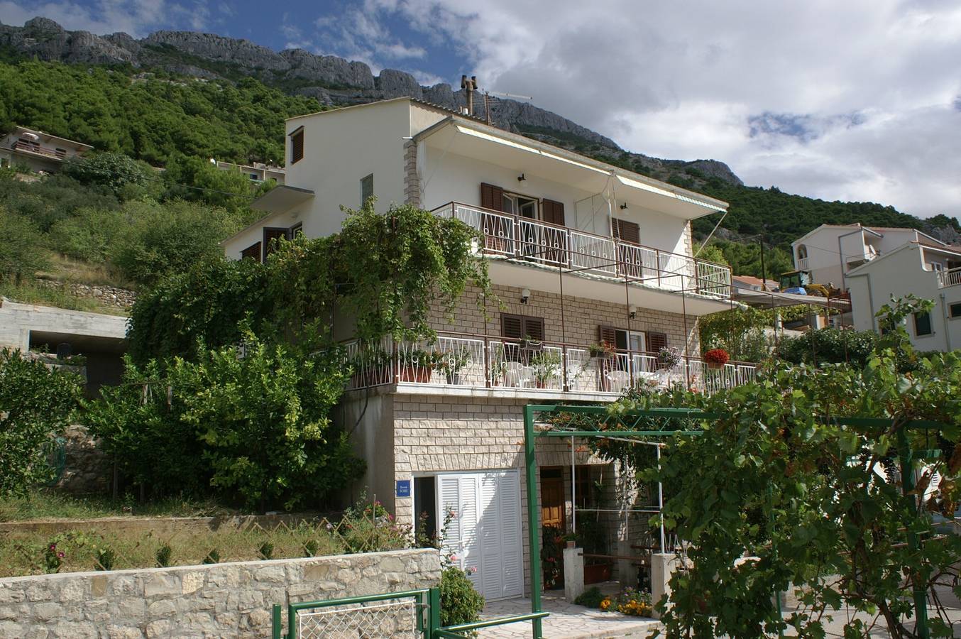 Cijeli apartman, Trosobni apartman s terasom i pogledom na more Pisak, Omiš A-1010-a in Pisak, Omiška rivijera