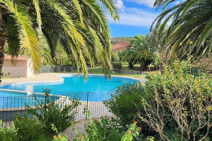 Appartement de vacances pour 4 personnes, avec vue ainsi que jardin et piscine, animaux acceptés