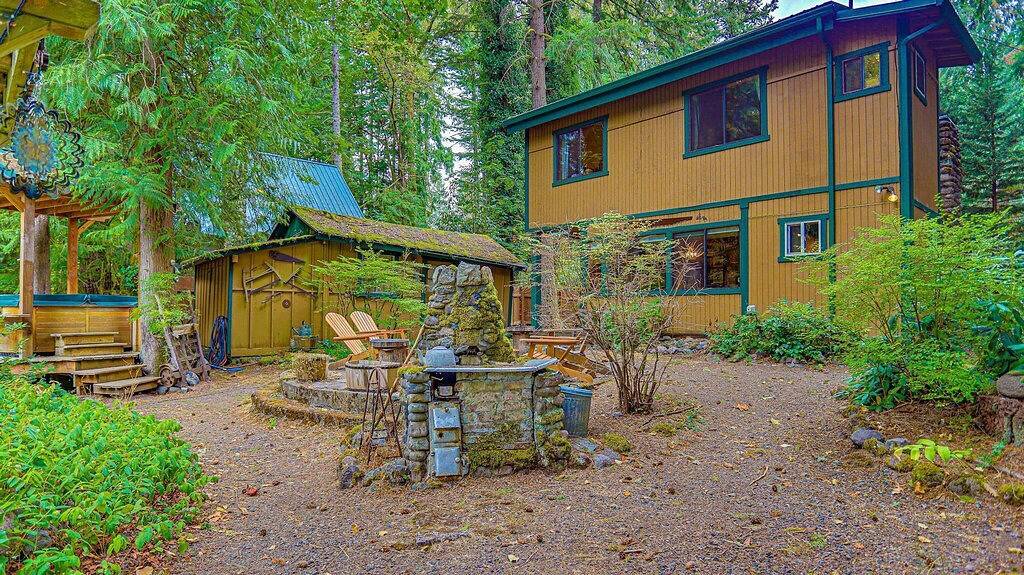 Charming Dream Catcher Cabin, riverfront, fireplace, hot tub, Bbq, dogs welcome in Welches, Mount Hood