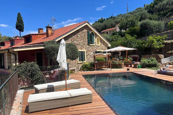 Villa pour 8 personnes, avec jacuzzi ainsi que sauna et jardin à Imperia