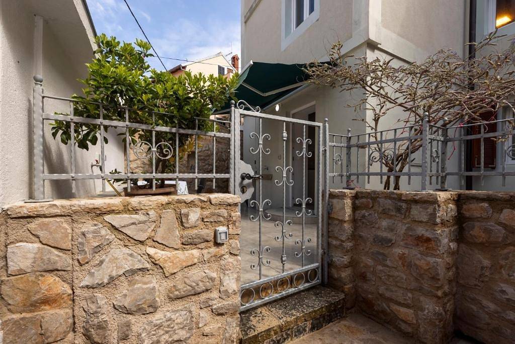 Ganze Wohnung, 1-Zimmer-Ferienwohnung mit Terrasse Veli Losinj, Losinj A-24542-a in Veli Losinj, Lošinj (Kvarner Bucht)