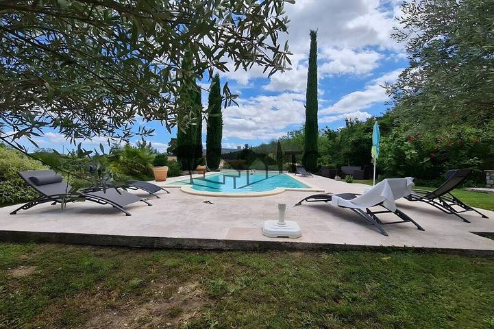 Location de vacances pour 9 personnes, avec piscine ainsi que jardin et terrasse à Courry