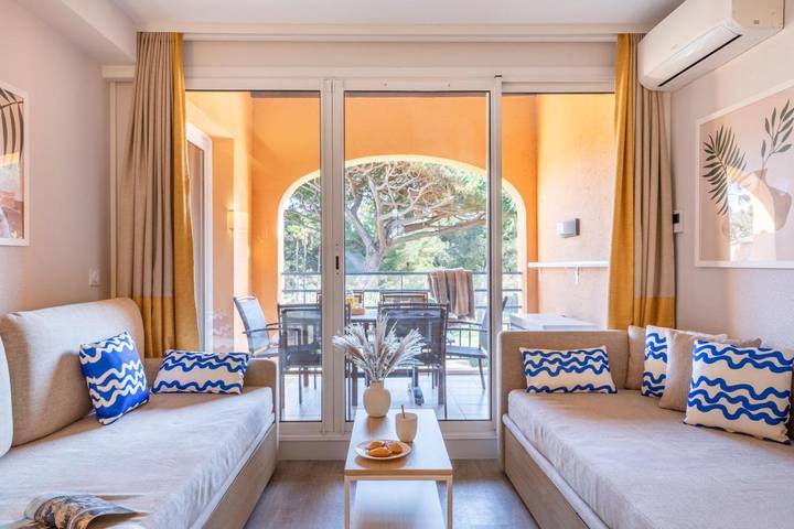 Location de vacances pour 4 personnes, avec jardin ainsi que piscine et vue dans Plage La Badine - 3