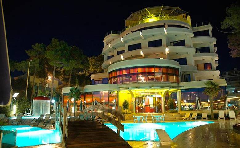 Hôtel pour 3 personnes, avec Balcon ainsi que Jardin et Piscine