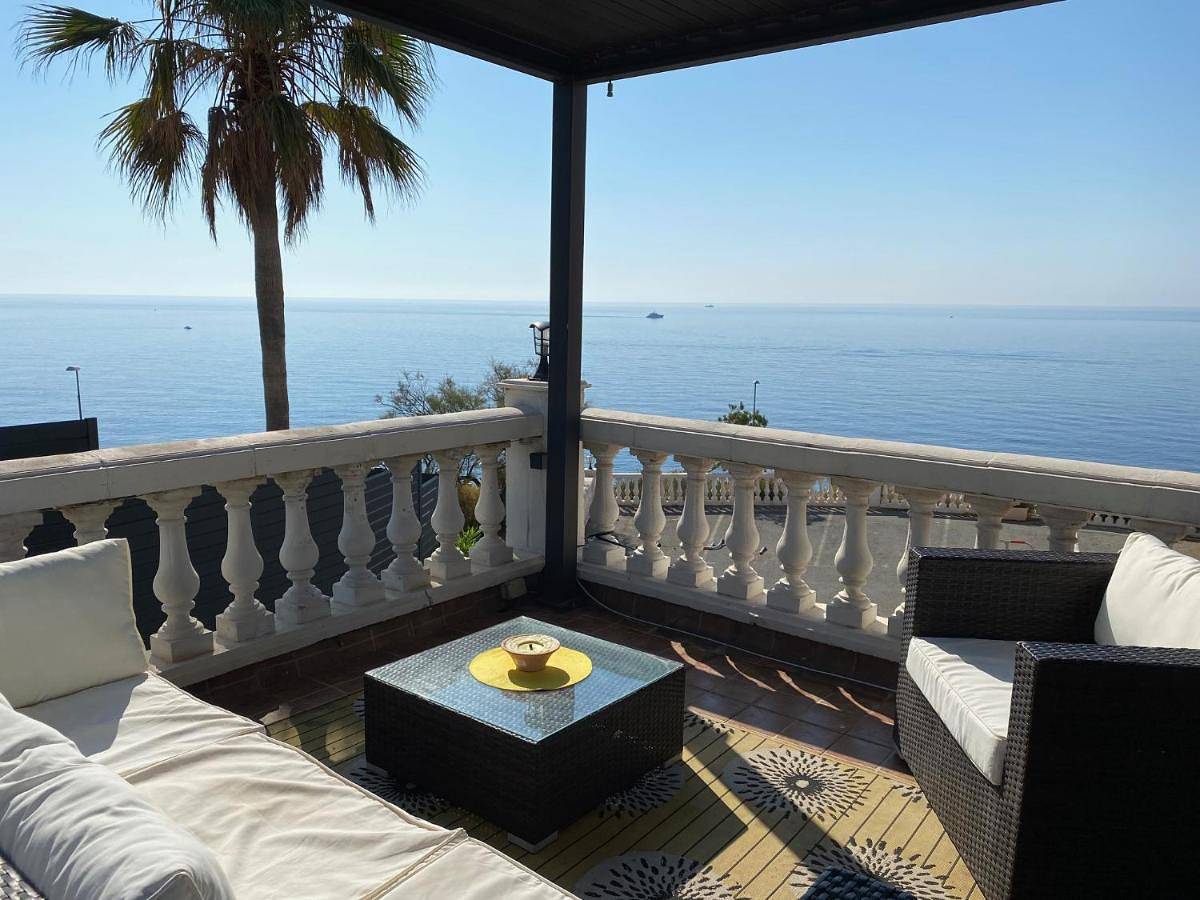 Appartement entier, Studio et son Rooftop Panoramique Privé, Saint Raphaël, Anthéor, plage et gare à Pieds in Saint-Raphaël, Massif de l'Esterel