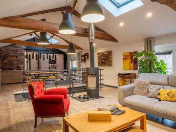 Gîte pour 6 personnes, avec jardin ainsi que terrasse et jacuzzi à Crêches-sur-Saône