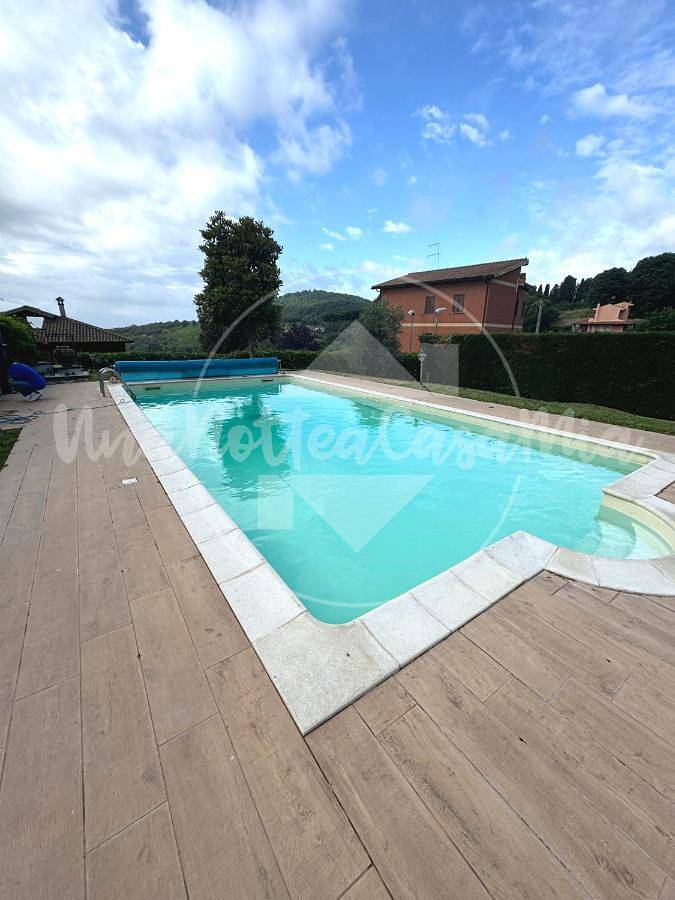 Casa vacanza per 17 persone, con Balcone e Terrazza nonché Idromassaggio e Giardino a Sacrofano