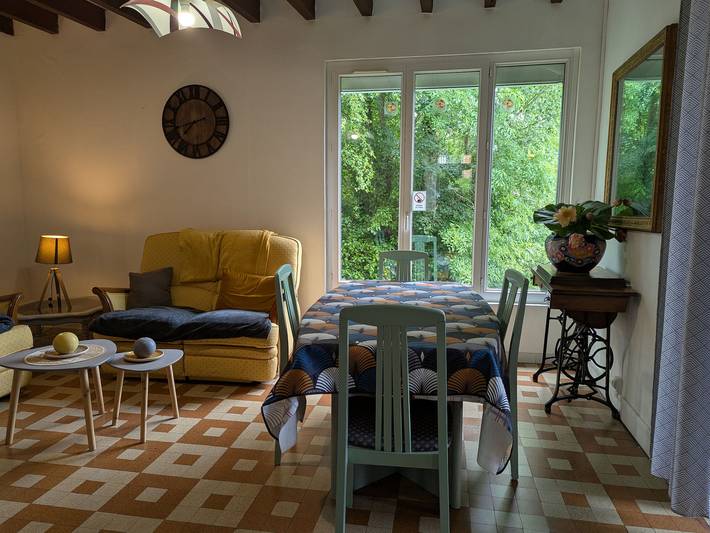 Gîte pour 5 personnes, avec Terrasse et Vue sur le lac à Saint-Aignan-le-Jaillard