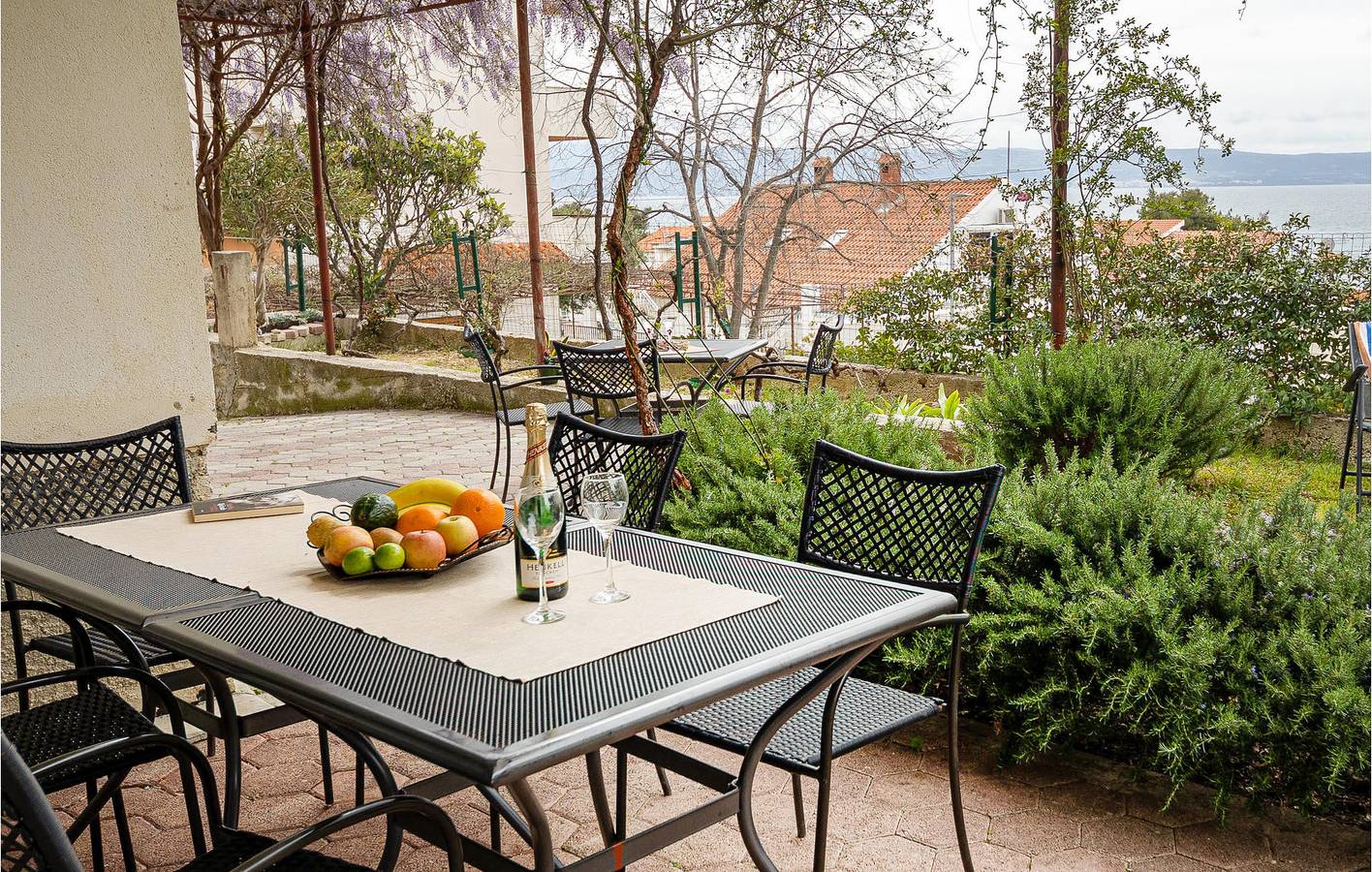 Ganze Ferienwohnung, Gemütliche Wohnung mit Terrasse, in Strandnähe und mit Parkplatz in Podstrana, Split-Dalmatien