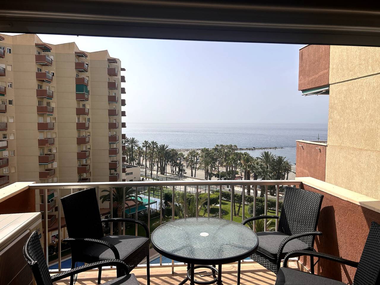 Entire apartment, Las Gondolas Beach Apartment 2 with Sea Views, Shared Pool, Balcony and Wi-Fi in Playa Puerta del Mar, Almuñecar