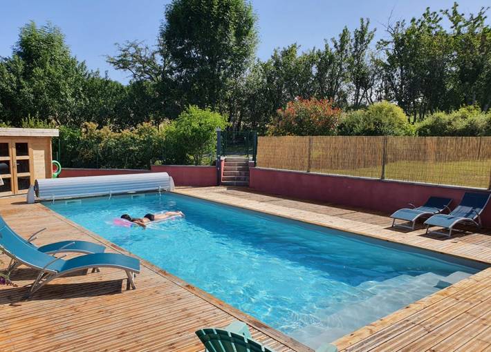 Gîte pour 4 personnes, avec piscine ainsi que jardin et terrasse