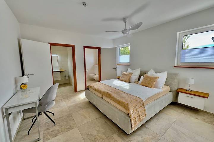 Luxuriöse Villa Möwengeflüster - 220qm Fewo für max. 8 Gäste + Sauna am See in Pouch, Muldestausee