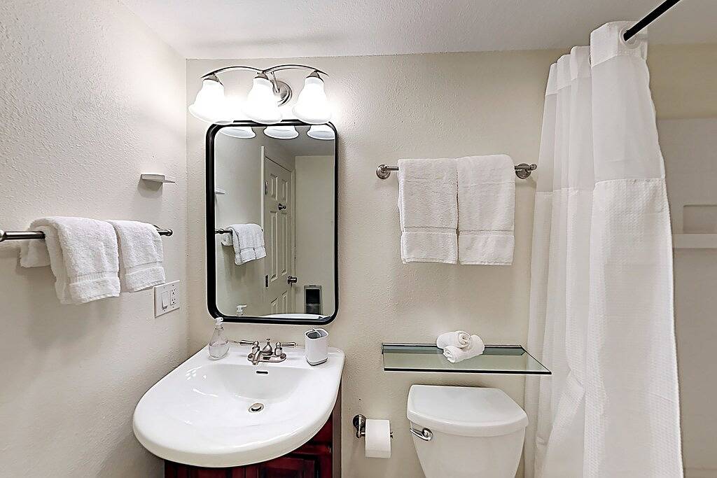 Mountain- & lake-view home with wraparound deck, firepit, & W/D - near dining in Blue Ridge Parkway, Cataloochee Valley