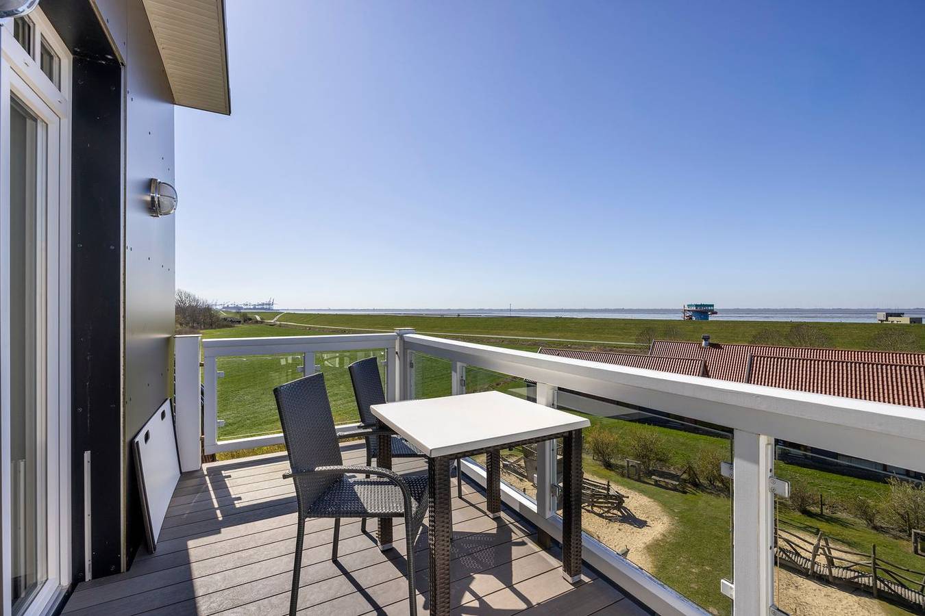 Ganze Wohnung, Erstklassige Ferienwohnung mit großartigem Meerblick, Sauna und zwei Balkonen! in Wremen, Cuxland