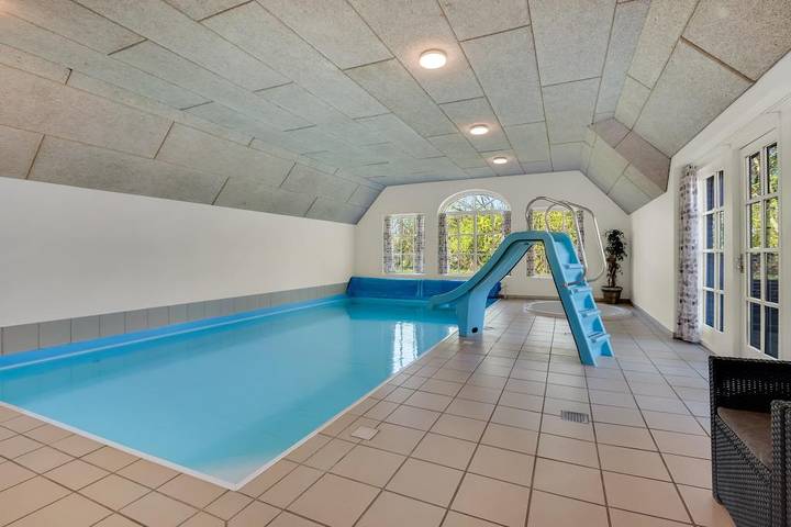 Øvej 18 er et Luksus poolsommerhus med hund tilladt og ugeneret grund in Ulfborg, Holstebro Kommune