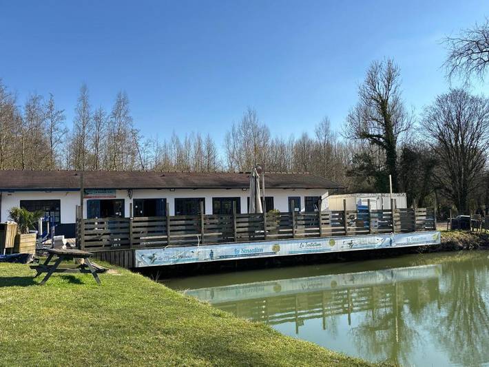 Location de vacances pour 4 personnes, avec piscine ainsi que jacuzzi et jardin à Matringhem