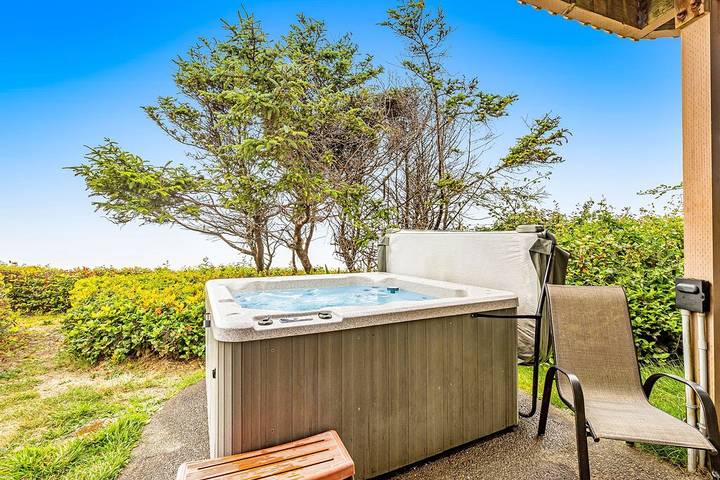 Vacation house for 8 people, with yard and balcony as well as sauna and hot tub, with pets in Oregon Coast