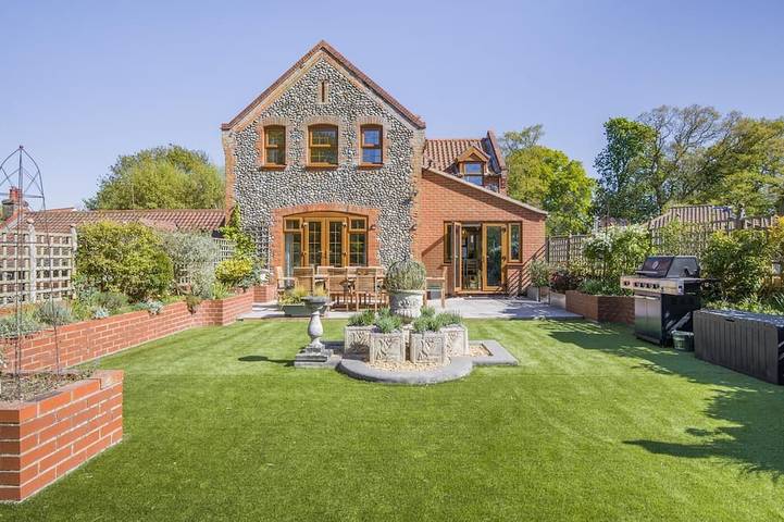 Cottage for 10 people, with garden, with pets in Holt