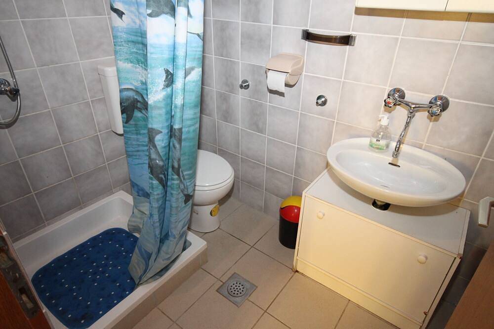 Ganze Wohnung, 2-Zimmer-Ferienwohnung mit Terrasse und Meerblick Metajna (Pag in Metajna, Pag