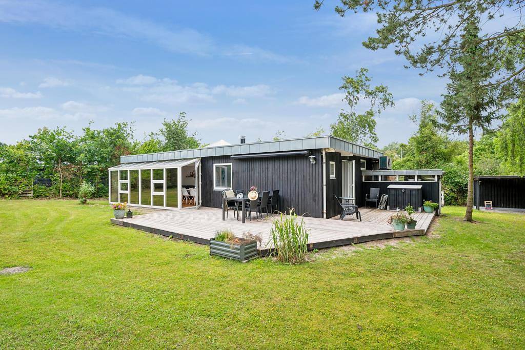 Helles und großzügiges Ferienhaus mit großen Terrassen, Badezuber und schönem Naturgrundstück – fußläufig zum Strand, zur Stadt und den landschaftlich reizvollen Gebieten im nördlichen Ebeltoft. in Vibæk Strand, Ebeltoft