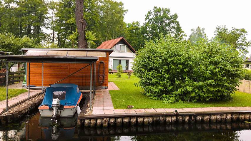 Vacation rental for 6 people, with lake view and sauna as well as yard and view, with pets in Berlin