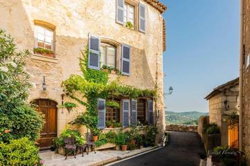 Cottage pour 2 personnes, avec terrasse ainsi que bassin pour enfant et vue à Bargemon