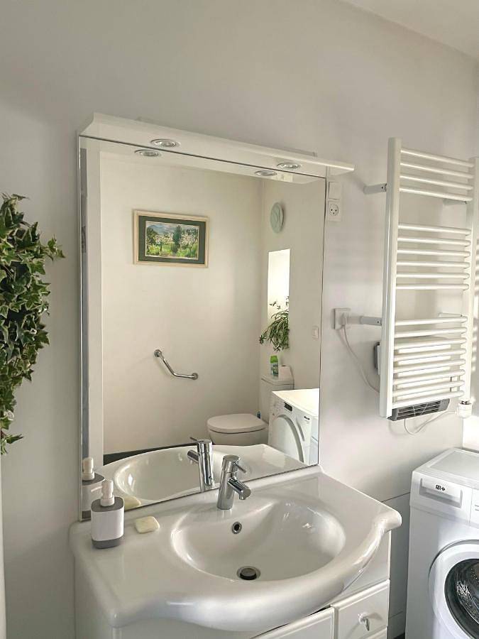 Location de vacances pour 3 personnes, avec terrasse et jardin à Javerlhac-et-la-Chapelle-Saint-Robert - 2