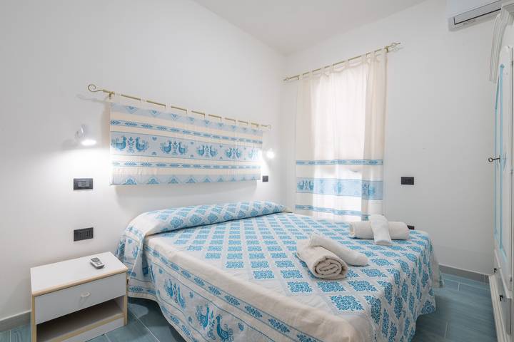 Ganze Wohnung, Ferienwohnung 'Villa Erica Appartamento Yuri' mit Bergblick, Wlan und Klimaanlage in Villa San Pietro, Cagliari Provinz