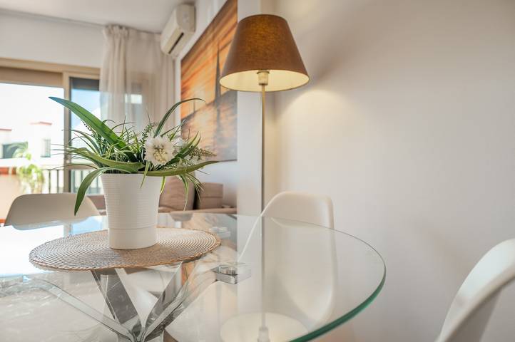 Apartamento entero, Apartamento 'Romana Playa' con piscina comunitaria, Wi-Fi y aire acondicionado in Don Carlos Elviria, Marbella